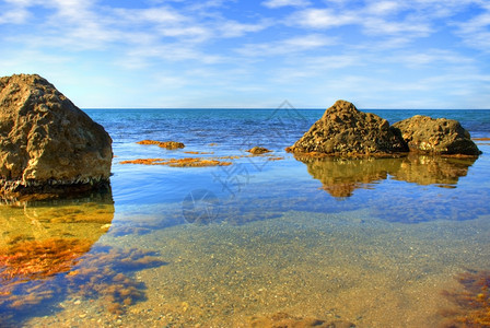 黑海的落岩岸山下的野生海滩图片