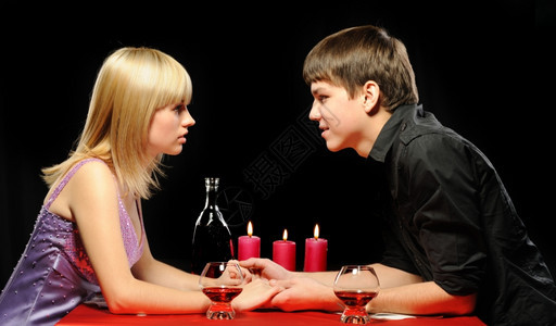 浪漫的晚餐年轻男人向女孩求婚图片