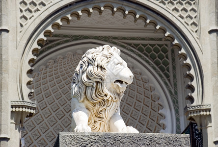 在宫殿的输入处在大孔径上雕刻狮子的塑图片