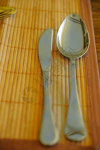 餐具餐馆里竹制托盘上的餐具图片
