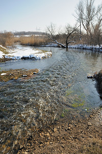 春天河融化的气过后一条粗糙的溪流图片