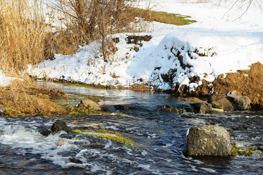 春天河融化的气过后一条粗糙的溪流