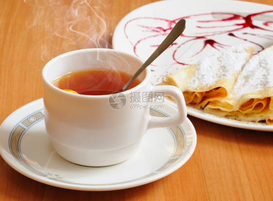 茶和煎饼加奶粉糖菜盘由牛莓果酱装饰图片