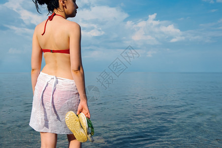 穿泳衣在海边游的女孩一张背影图片