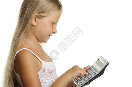 九岁女孩金发用计算器被隔离在白色背景上图片