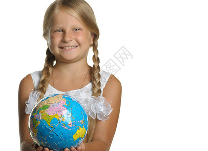 小女孩手中握着地球图片