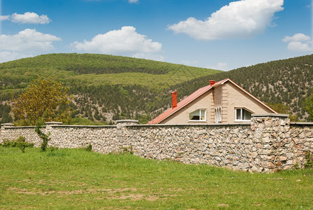 在山谷中的房子克里米亚山脉和小屋图片