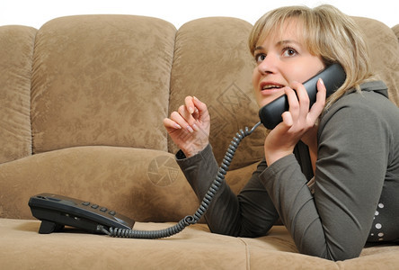 在沙发上用电话说的女人图片