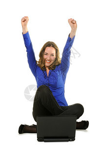 这女人坐在笔记本电脑前情感表达成功图片