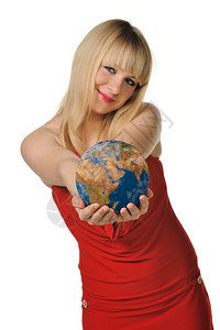 年轻女手中握着地球与隔绝在白色背景上图片