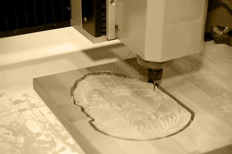 木雕机器工具在木质表面自动安装雕刻材料图片
