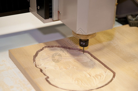 木雕机器工具在木质表面自动安装雕刻材料图片
