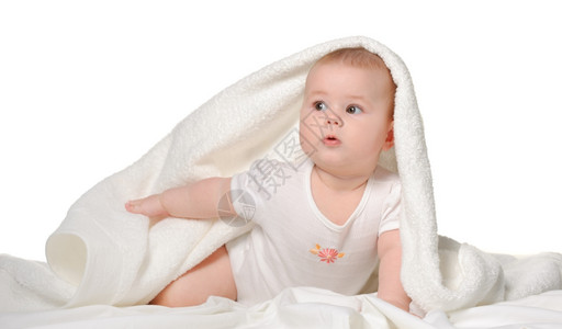 婴儿在毛巾下8个月大白被隔离图片
