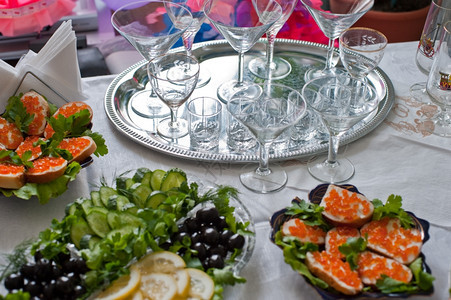 餐桌带眼镜和简单零食的餐桌图片