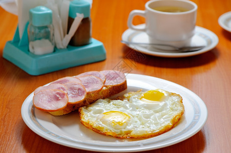 早餐炒鸡蛋三明治和茶图片