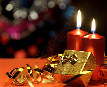 圣诞蜡烛和礼品盒图片