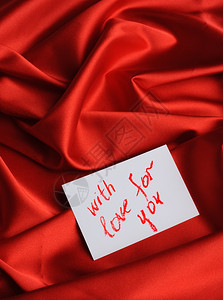 红色丝绸上的记号面写着爱你的口红画图片
