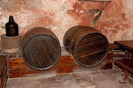 装有水箱的牢笼一个有酒箱的旧地下室图片