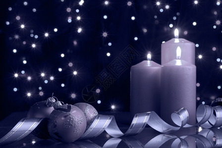 圣诞节晚上蓝调蜡烛的作品黑暗背景下的新年玩具图片