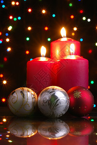 圣诞之夜蜡烛的作品黑暗背景下的新年玩具图片