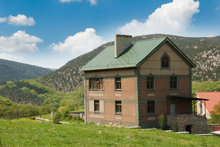 高山的乡村住宅克里米亚山脉和小屋图片