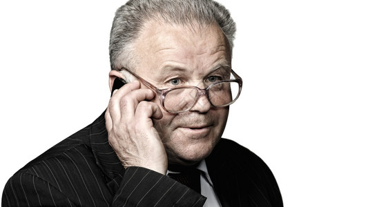 老人开门的照片老年人用手机说话grunge照片风格背景