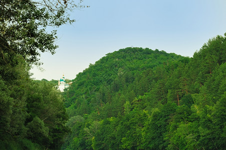 乌克兰Svyatogorsk铅杯木质环境中的山上教堂图片