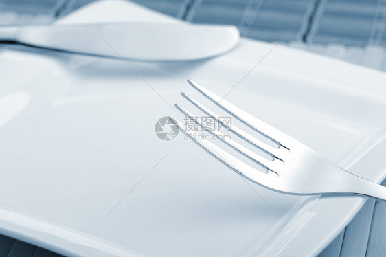 叉子和刀放在盘上照片贴近了蓝音图片