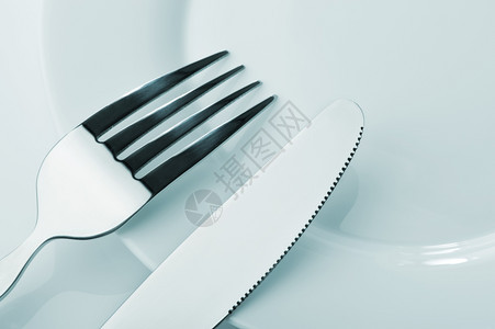 刀和叉子放在盘上厨房的配件关门了图片