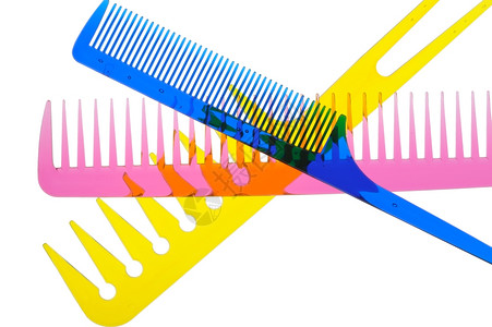 设置多色透明化的梳子它被拍摄在光谱上它被孤立在白色背景上图片