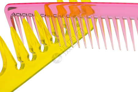 设置多色透明化的梳子它被拍摄在光谱上它被孤立在白色背景上图片