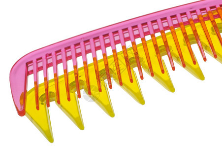 设置多色透明化的梳子它被拍摄在光谱上它被孤立在白色背景上图片