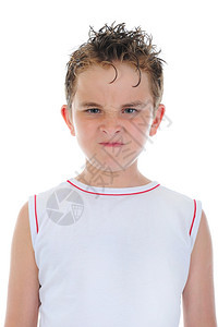 愤怒的小男孩孤立在白色背景上图片