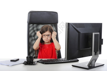 小女孩在电脑前面的桌子上戴眼镜图片