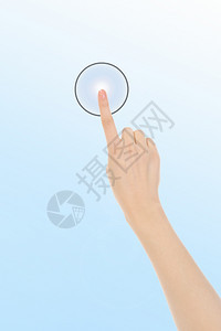 手指推动虚拟键盘按钮的图片图片