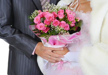 已婚带一束粉红玫瑰花白背景孤立图片