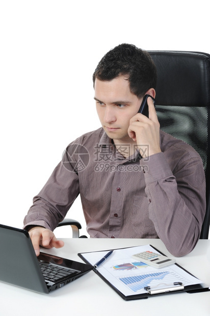 办公室的商人在电话上聊天孤立的白人背景图片