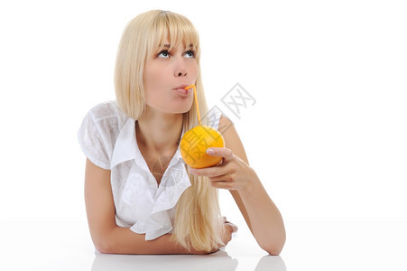有橙汁的金发女人白底孤立图片