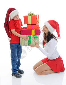穿着圣诞老人帽子的快乐男孩和女人孤立于白种背景图片