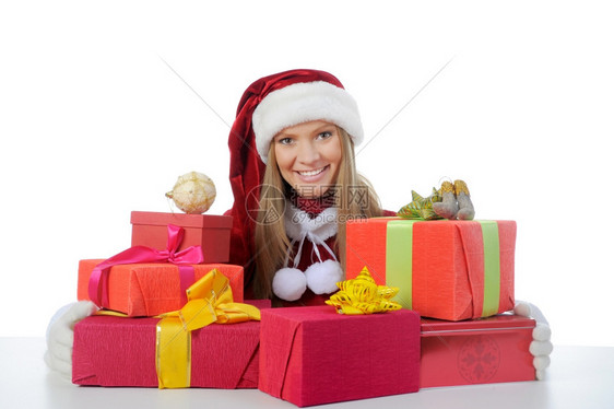 带着礼物的红圣坦塔帽诞微笑着女士被白种背景孤立图片
