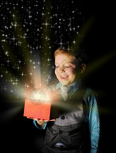 博伊特微笑并拿着礼物在魔术包装图片
