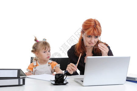 在办公室中母亲和女儿被孤立在白种背景上图片