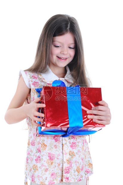 快乐的小女孩抱着红盒带蓝丝孤立在白色背景上图片