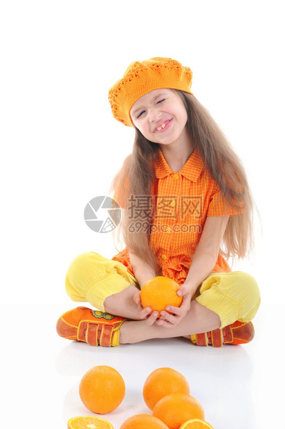 带橙子的有趣女孩白背景孤立无援图片