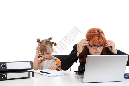母亲和女儿在工作孤立于白人背景图片
