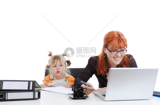 带着母亲的小女孩在办公室里孤立在白种背景上图片