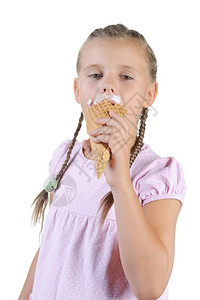 女孩吃冰淇淋孤立在白色背景上图片