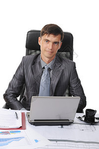 坐在笔记本电脑前的商人图片