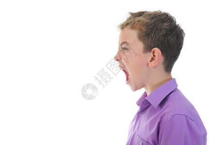 愤怒的小男孩孤立在白色背景上图片素材