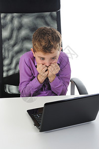 小情绪男孩坐在办公室的桌前电脑上图片